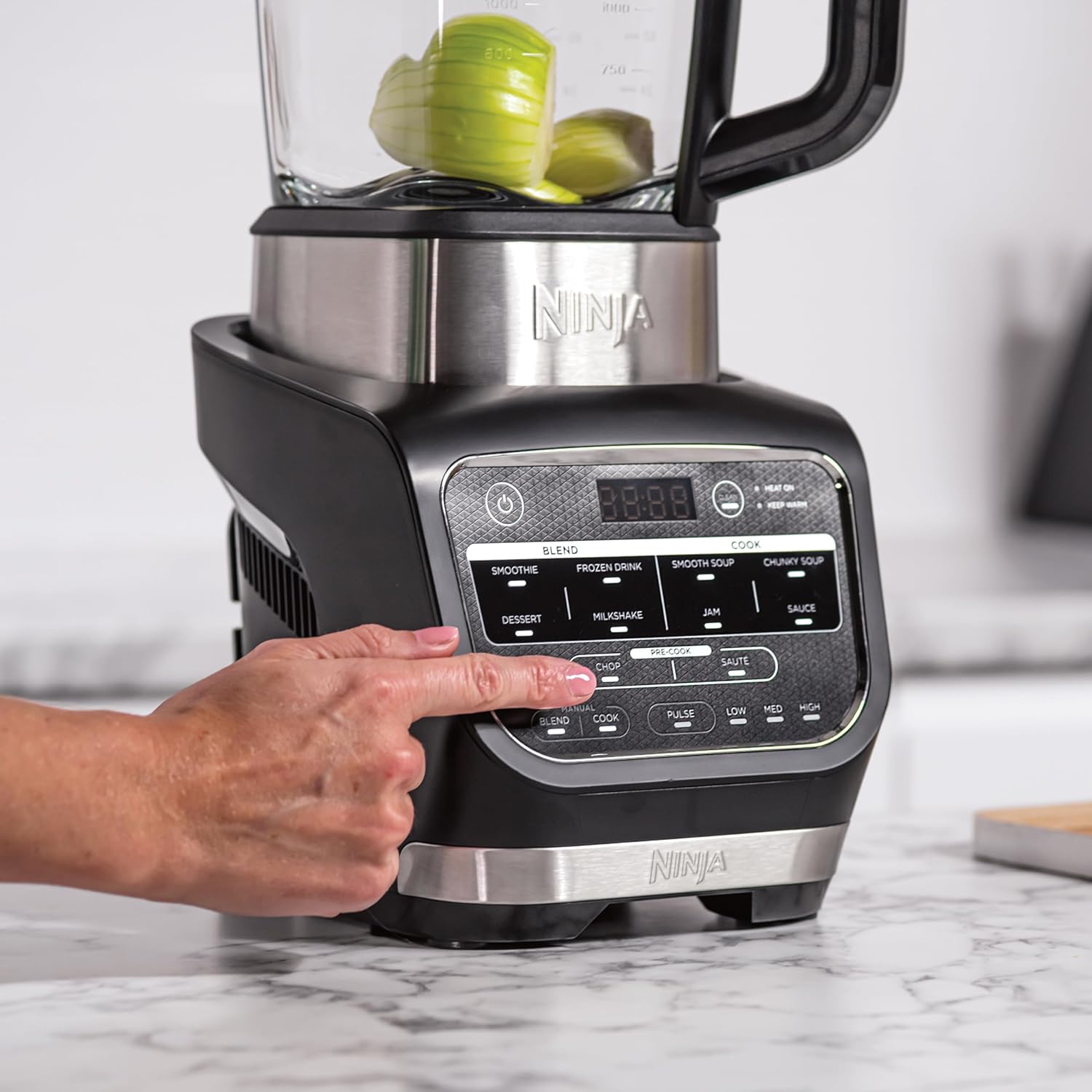 Ninja Foodi Mixeur & Soupe, 10 Programmes Auto-iQ, Verre 1.7L, Mixeur Chaud et Froid, Elément Chauffant Intégré, Programme de Nettoyage et Brosse, 1000W, Noir HB150EU