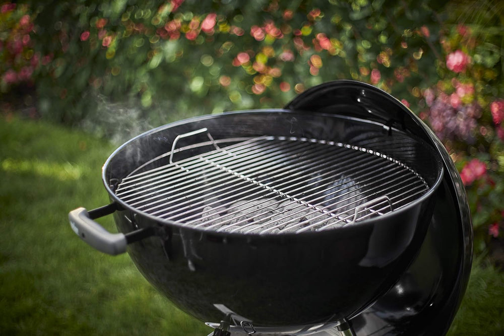 Weber Classic Kettle barbecue au charbon de bois, surface de cuisson Ø 57cm, barbecue avec couvercle et cuve en acier emaillé, thermomètre intégré au couvercle, trépied et roues - Noir (1341504)