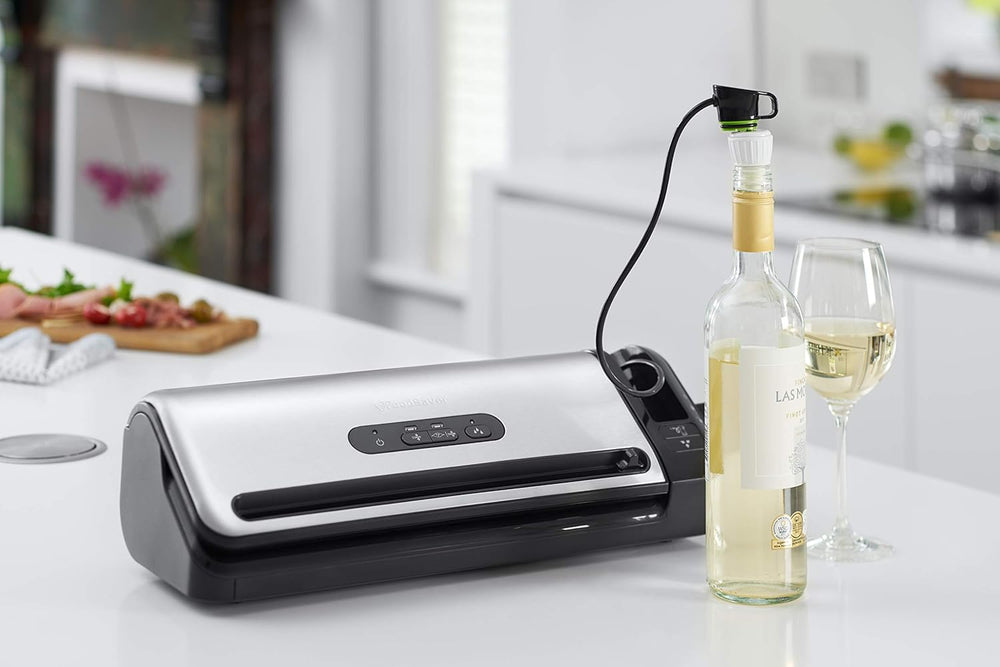 FoodSaver Machine Sous Vide avec compartiment de rangement pour rouleau et cutter, fonction marinade, inclus sacs de mise sous vide assortis et adaptateur intégré [FFS017X ]