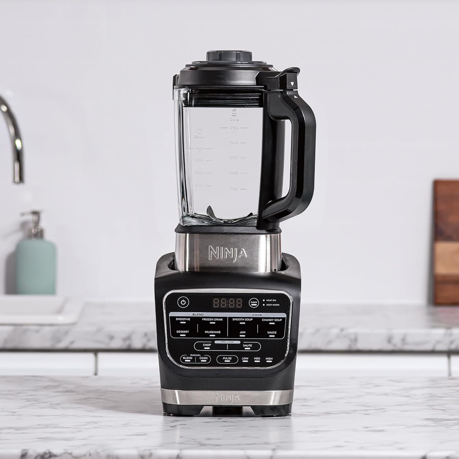 Ninja Foodi Mixeur & Soupe, 10 Programmes Auto-iQ, Verre 1.7L, Mixeur Chaud et Froid, Elément Chauffant Intégré, Programme de Nettoyage et Brosse, 1000W, Noir HB150EU