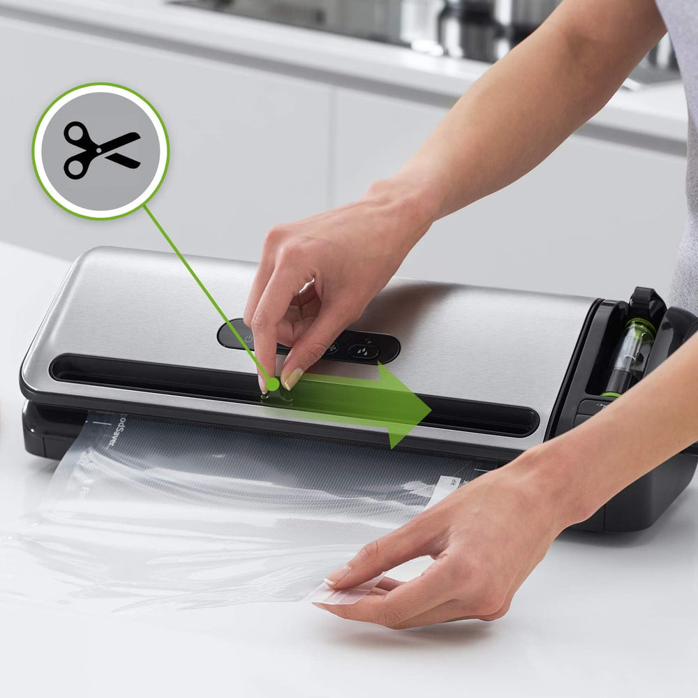 FoodSaver Machine Sous Vide avec compartiment de rangement pour rouleau et cutter, fonction marinade, inclus sacs de mise sous vide assortis et adaptateur intégré [FFS017X ]