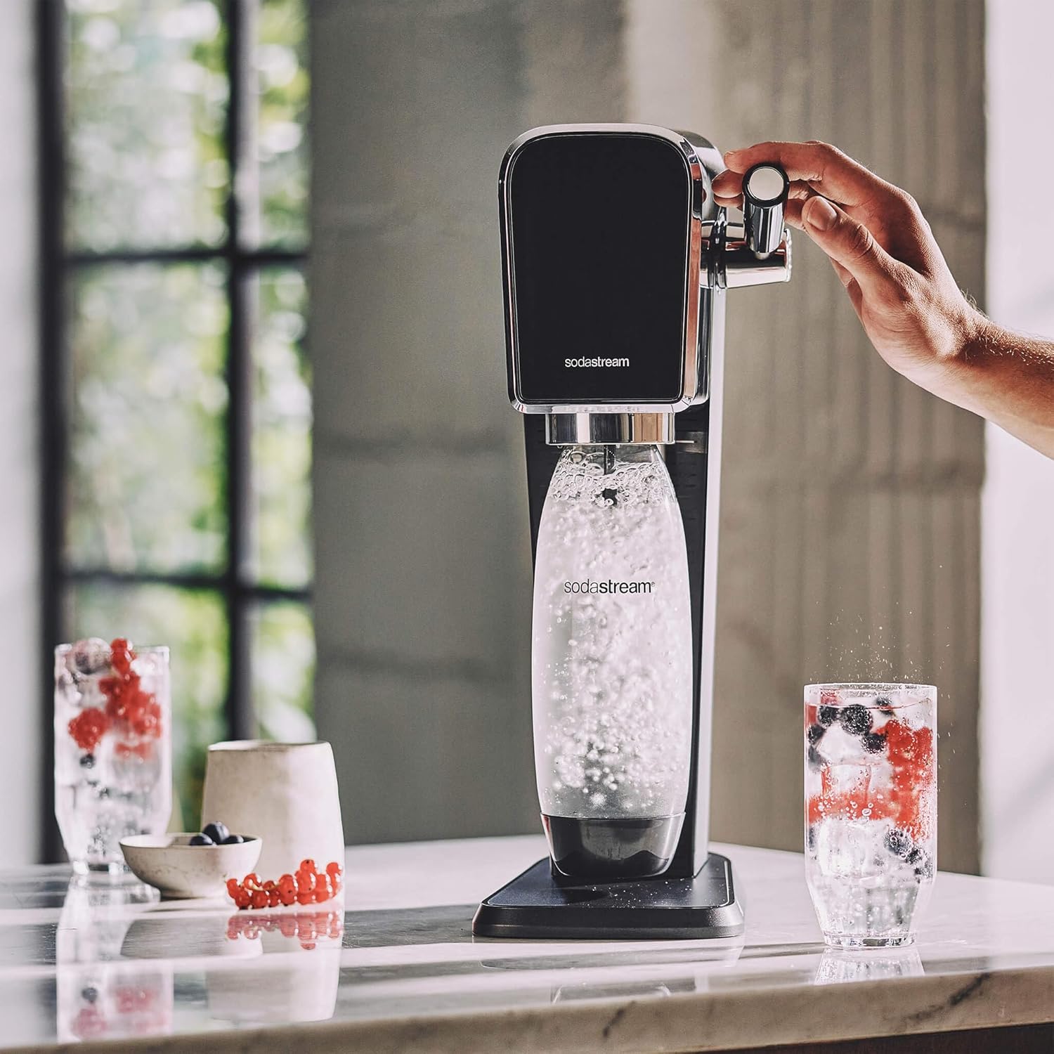 SodaStream ART Sparkling Water and Soda Machine | Pack of 1 Bottle 1 L + 1 Bottle 0.5 L Dishwasher Safe + 1 60L Gas Refill Clip On | Black [Amazon Exclusive]