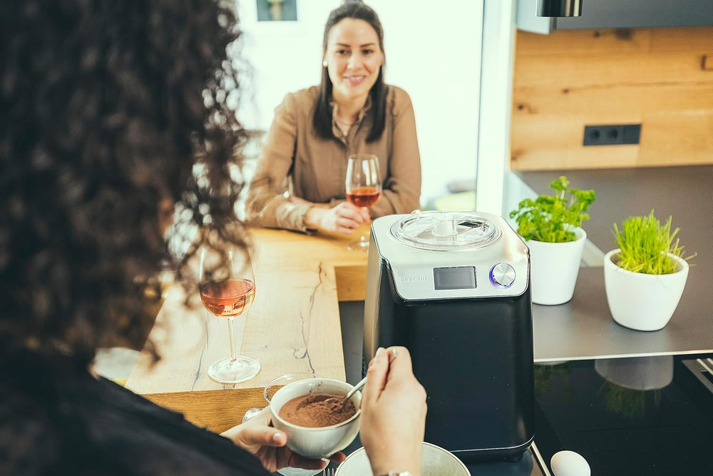 SEVERIN Sorbetière 2-en-1 Compacte 135 W, Sorbetière électrique et yaourtière d'une capacité 1,2 L, Machine à glace avec livre de recettes, noir, EZ 7407