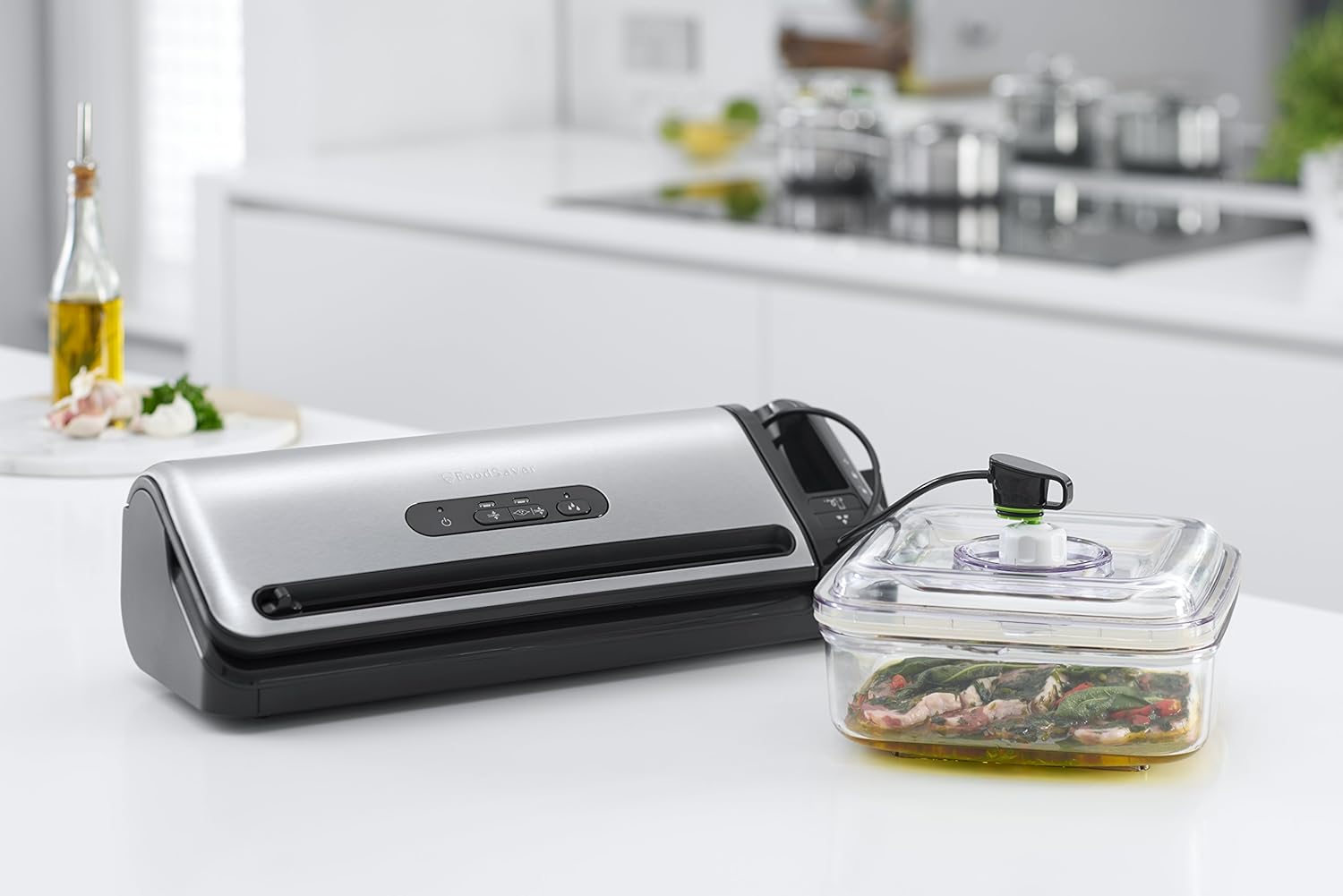 FoodSaver Machine Sous Vide avec compartiment de rangement pour rouleau et cutter, fonction marinade, inclus sacs de mise sous vide assortis et adaptateur intégré [FFS017X ]