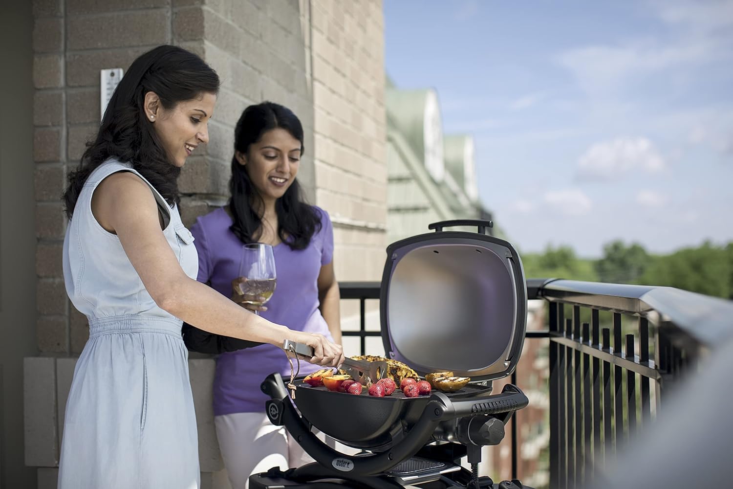 Weber Q1400 Barbecue électrique, surface de cuisson 43 x 32 cm, nomade, grille en fonte émaillée divisée en 2 parties, couvercle et cuve en fonte d'aluminium - Gris foncé (52020053)